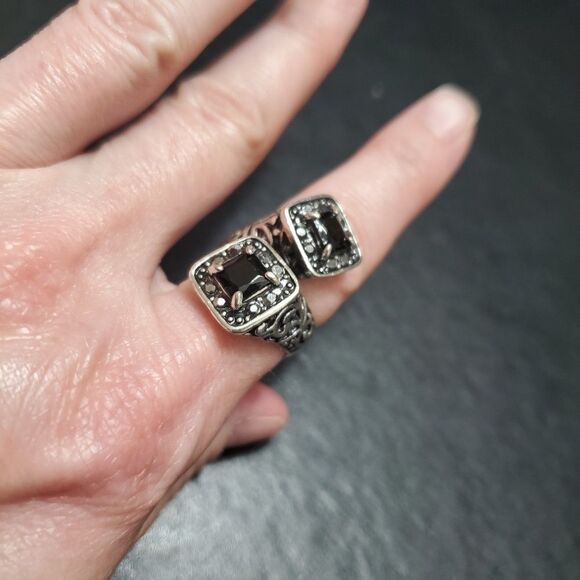 *Sale* Silver tone black stone ring with sparkle size 6.25 - Picture 2 of 8